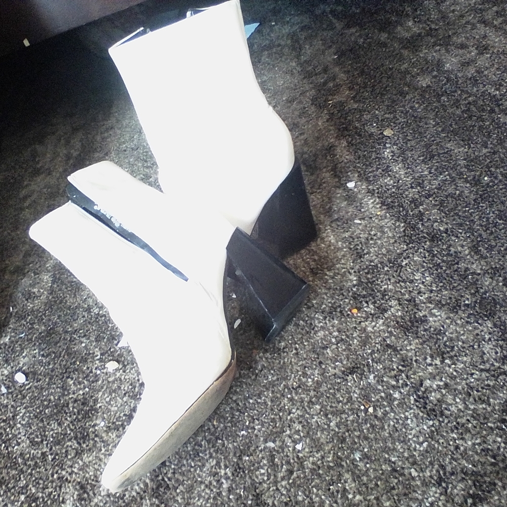Vintage white gogo boots size 6 uk...fits me good I fluctuate size6 1/2 to 7.